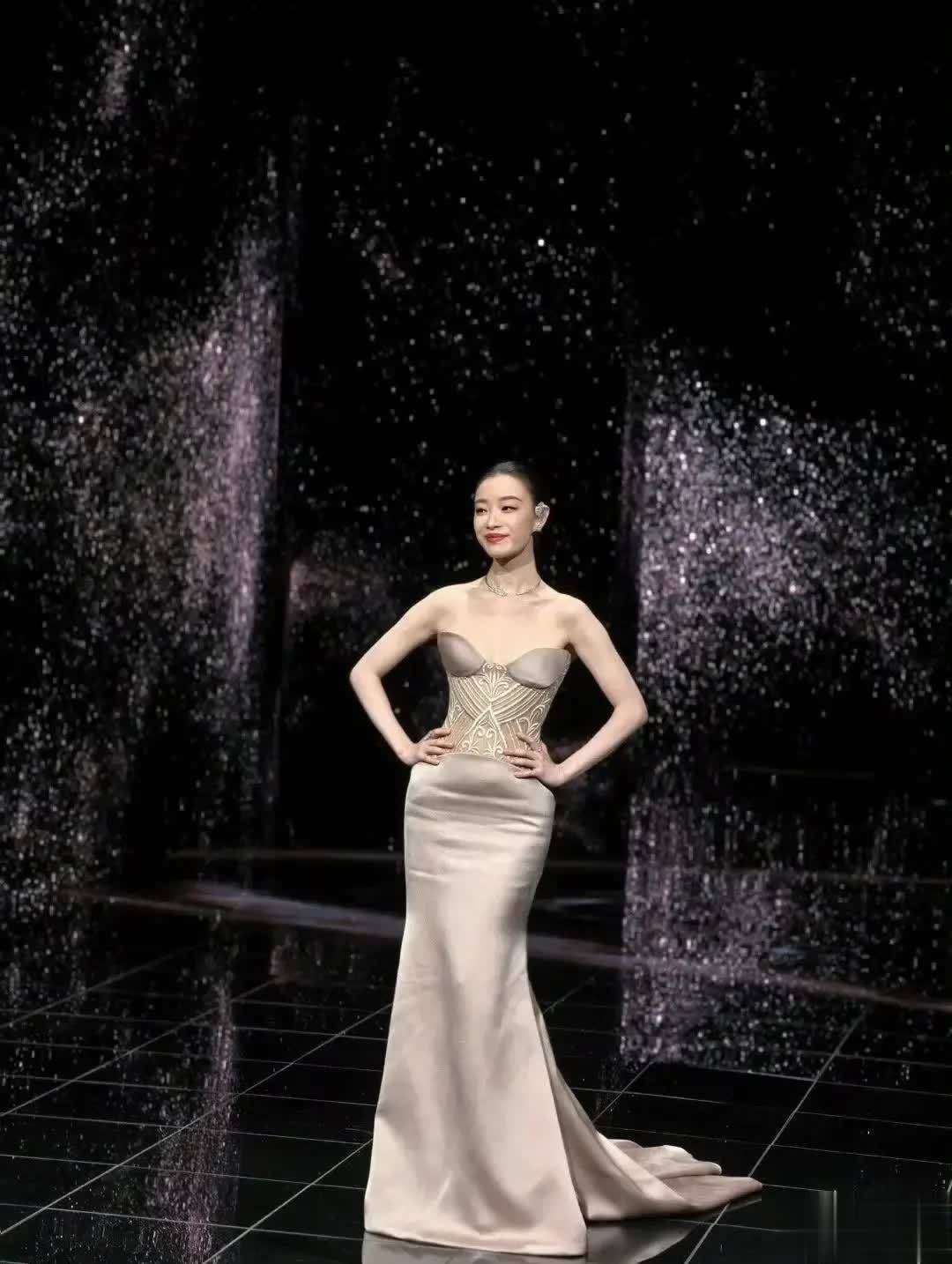 毯冷玉肌肤明艳气场引全网热议麻将胡了倪妮亮相微博之夜红