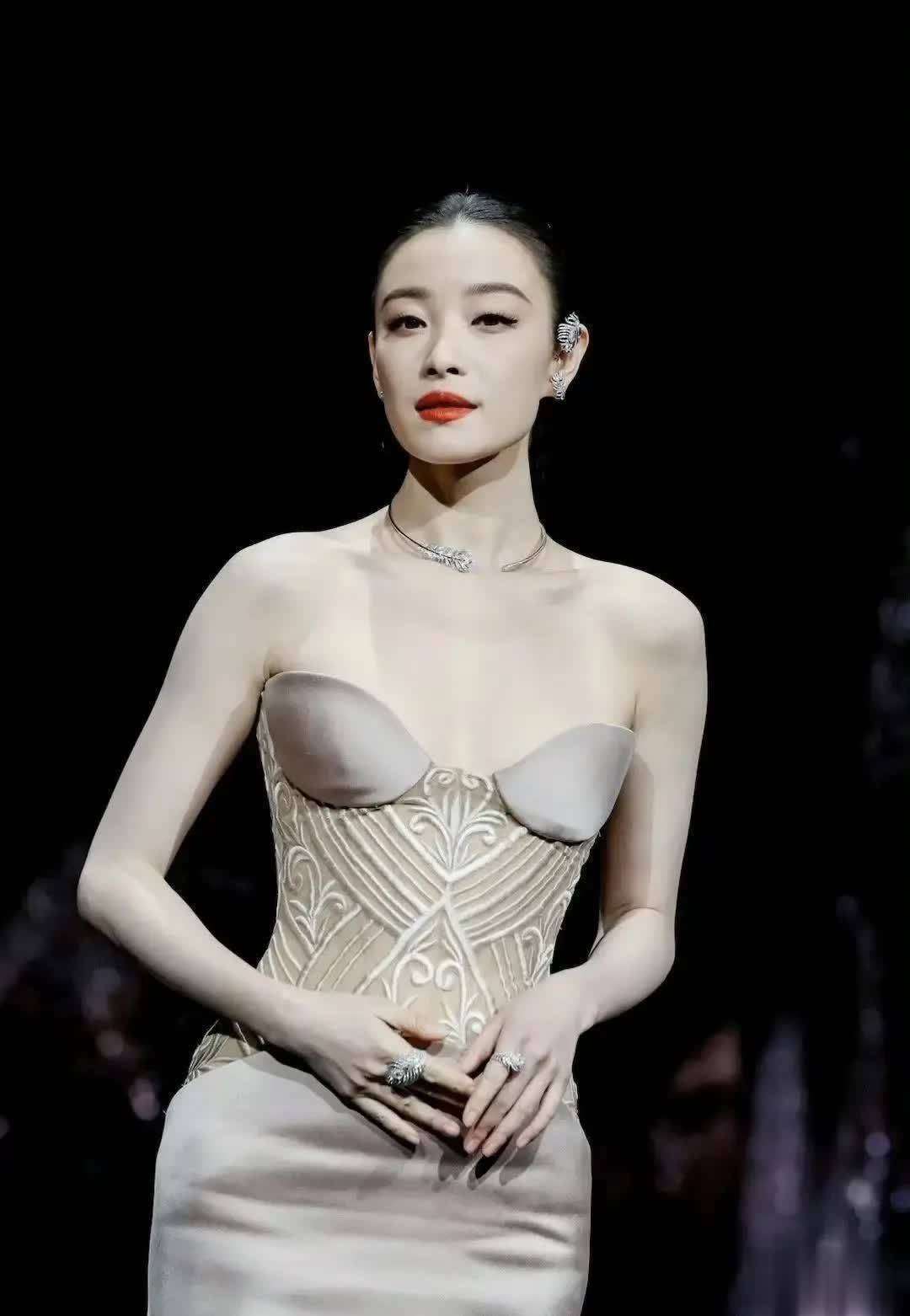 毯冷玉肌肤明艳气场引全网热议麻将胡了倪妮亮相微博之夜红(图2)