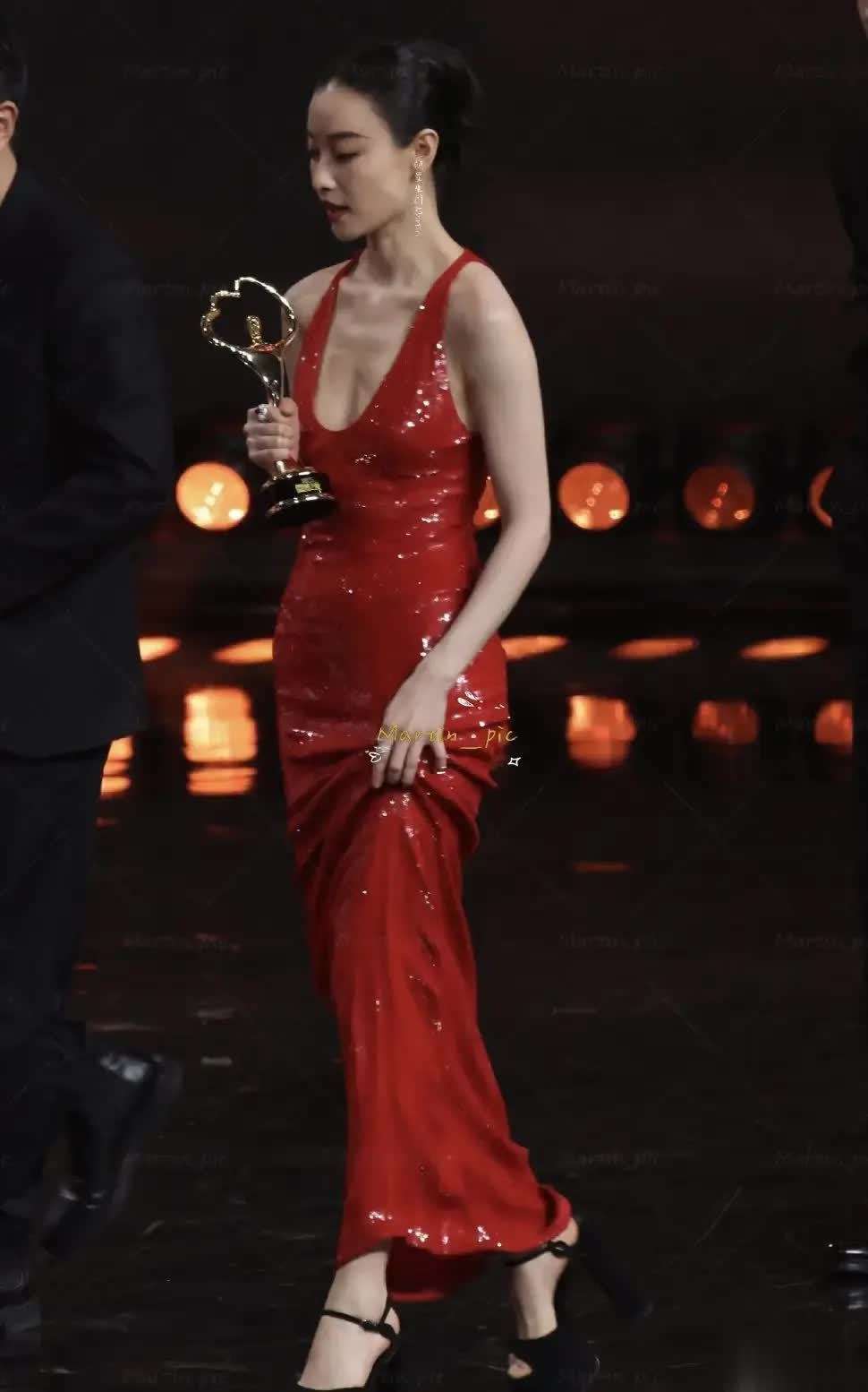 毯冷玉肌肤明艳气场引全网热议麻将胡了倪妮亮相微博之夜红(图4)